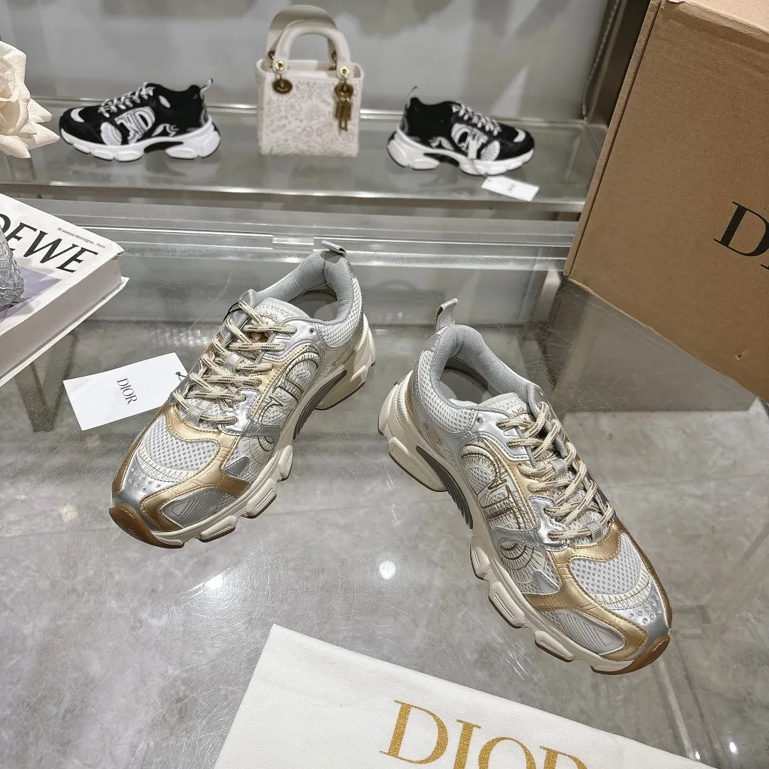 👟👟Ex-factory price 560👟👟 This Dior Chrono sneaker is a new product of the 2024 autumn ready-to-wear series, reinterpreting running shoes with Dior's high-end style. White mesh fabric is paired with nude and silver-toned laminated leather-effect panels, as well as CD logos on the sides, a star patch on the tongue and a Dior logo on the heel. Featuring tri-color laces, a lightweight sole and star embellishments for a casual look all year round. ✅Size: 35-40 ✅Packaging: With counter packaging and Dior outer box